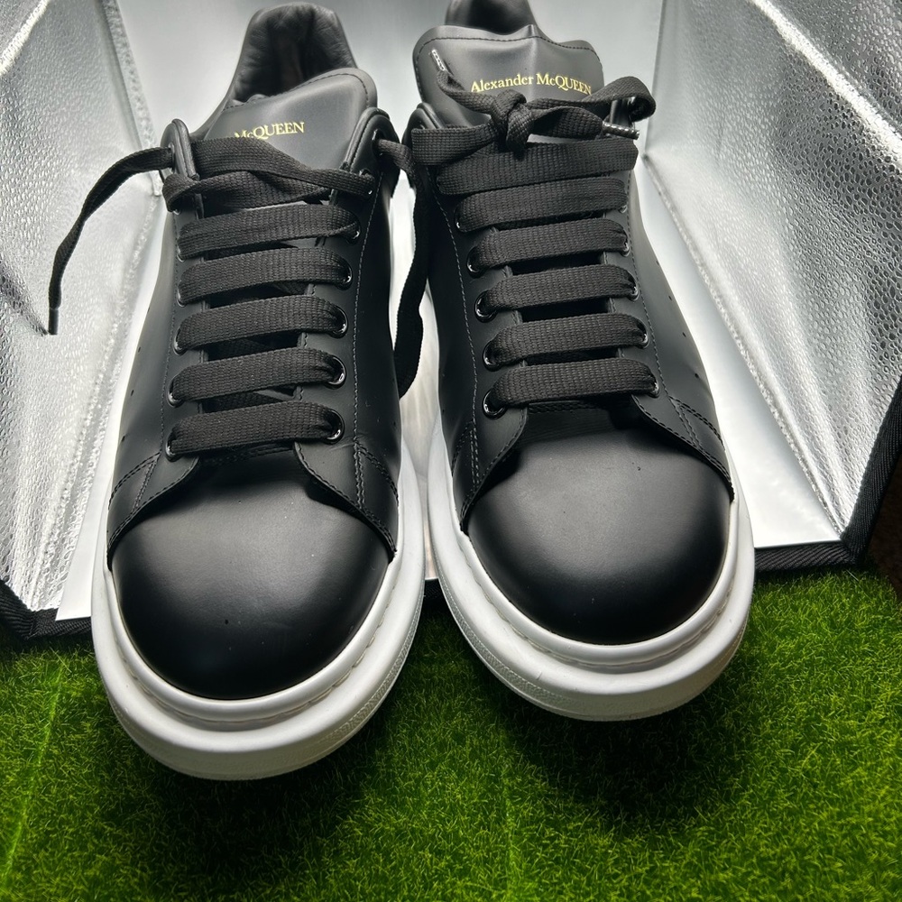 Statement tennis shoes but also casual